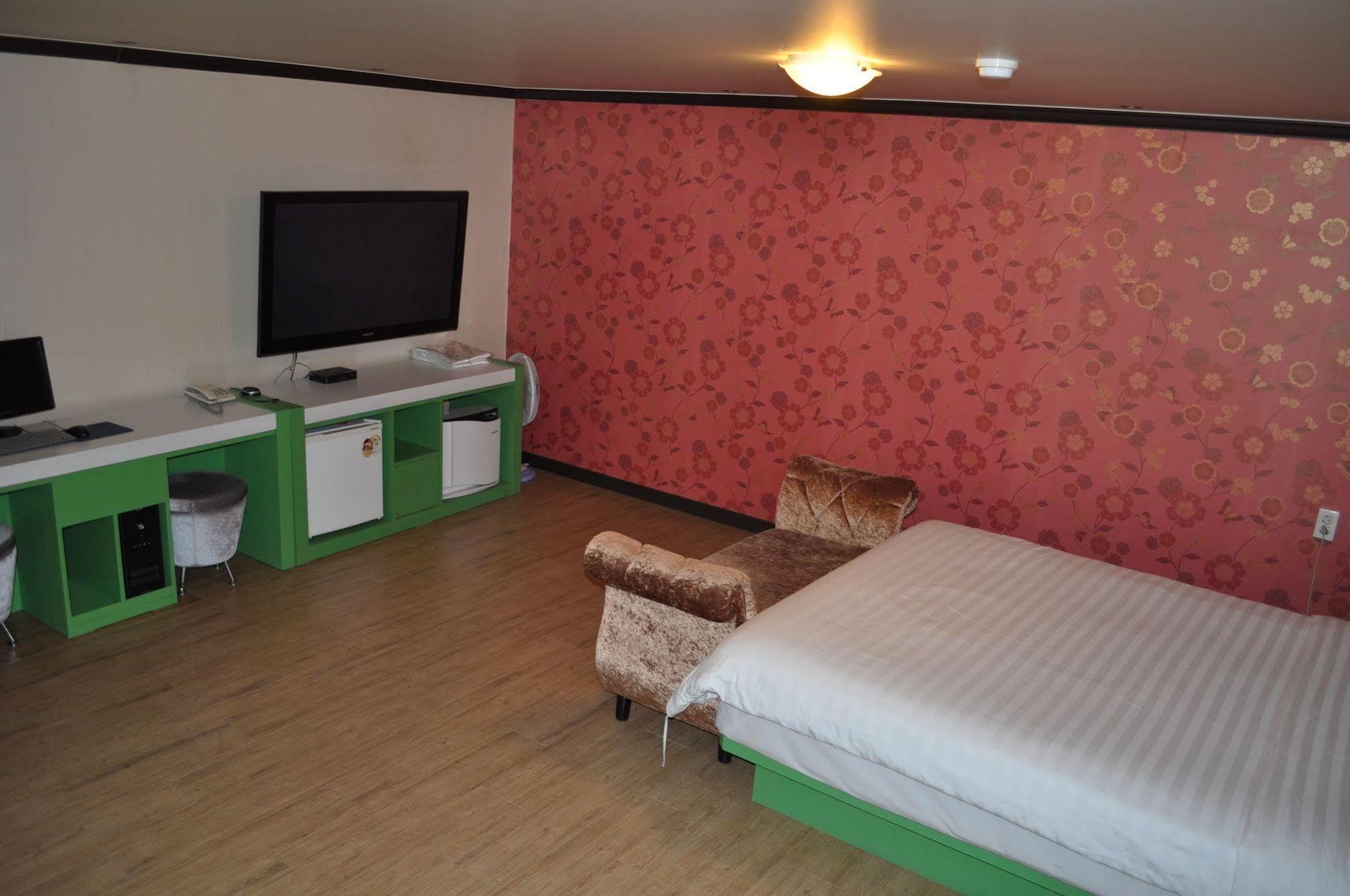 Goodstay Woosin Hotel Jeonju Exterior photo
